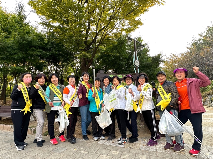 인천서구시설관리공단이 운영하는 서구노인복지관이 ‘서구선배시민회’와 함께 석남이음숲에서 착한 산책길 만들기 활동을 펼치고 있다 ⓒ 인천서구시설관리공단 제공