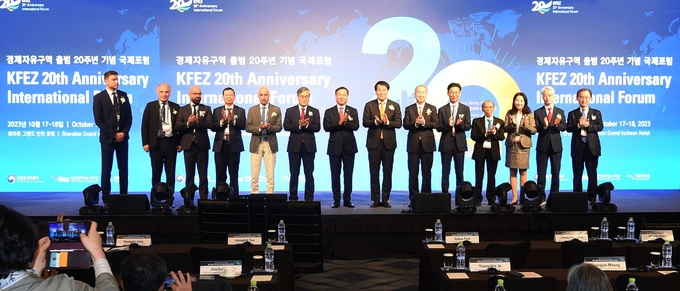 유정복 인천시장,김진용 경제청장,장영진 산업통상자원부 제1차관,박호순 인천연구원장,등 관계자들이 쉐라톤그랜드인천호텔에서 열린 '경제자유구역 출범 20주년 기념 국제포럼'에서 참석자들과 기념촬영을 하고 있다. ⓒ 인천시 제공