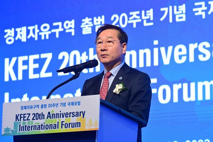 유정복 인천시장이 17일 쉐라톤그랜드인천호텔에서 열린 '경제자유구역 출범 20주년 기념 국제포럼'에서 환영사를 하고 있다.ⓒ 인천시 제공