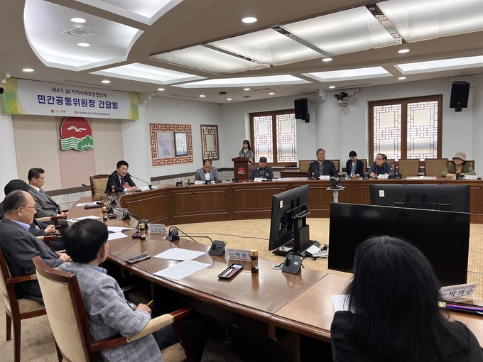 김정헌 구청장이 중구 동 지역사회보장협의체 간담회를 주관하고 있다. ⓒ 중구청 제공