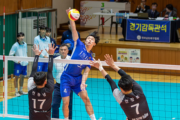 17일 전남 세한대한교에서 열린 제104회 전국체육대회 배구 남대부 인천대와 경기대의 준결승 경기에서 황보훈(인천대)이 스파이크를 하고 있다. ⓒ 전국체전 사진부 제공