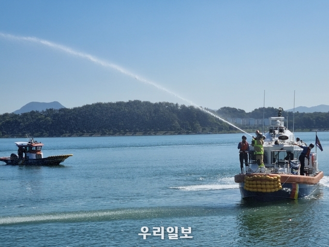여수해양경찰서가 동절기 어선 화재를 대비한 민관 합동훈련을 진행하고 있다.ⓒ여수해양경찰서 제공