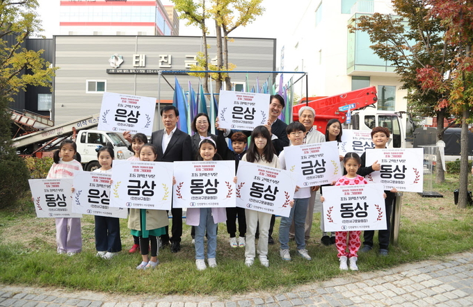 강범석 서구청장과 구재용 서구 시설관리공단 이사장이 인천 서구, 2023 군구테마여행 상품개발 지원사업, 가좌 동네 한 바퀴 시상식을 가지고 있다. ⓒ 서구청 제공