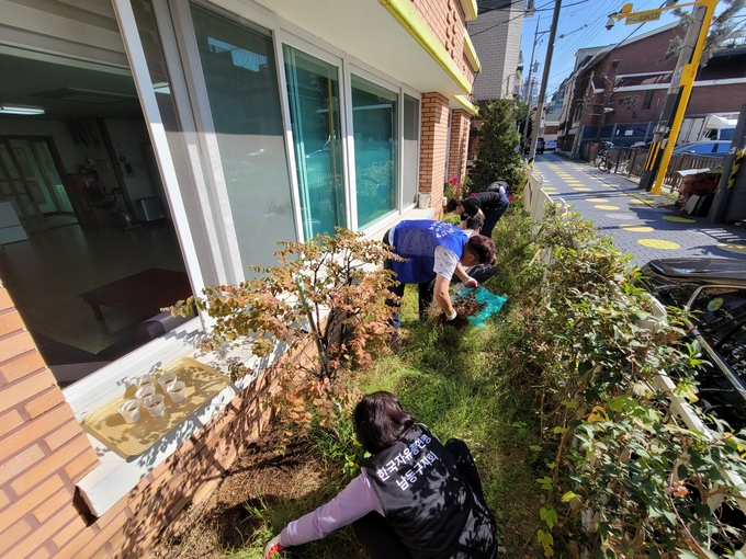 한국자유총연맹 간석1동 분회_경로당 환경정비 실시 하고 있다. ⓒ 남동구 제공