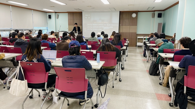 인천광역시교육청계양도서관, 글 쓰는 변호사 정지우 작가 초청 특강을 하고 있다. ⓒ 인천시교육청 제공