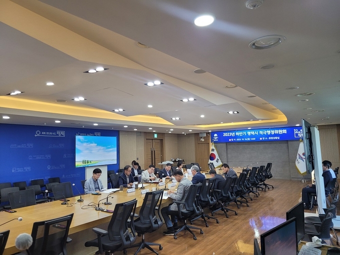  평택시 2023년 하반기 적극행정 우수공무원 선발하고 있다. ⓒ 평택시 제공