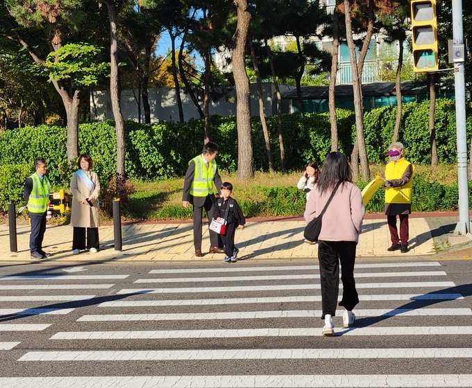 김정헌 구청장이 삼목초등학교앞 횡단보도에서 '교통안전 캠페인'을 벌이고 있다. ⓒ 중구청 제공