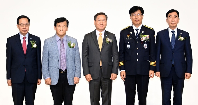 유정복 인천시장이 18일 이영상 경찰청장과 관계자들이 함께한 가운데 인천경찰청에서 열린 '제78주년 경찰의 날 기념식'을 마친 뒤 기념촬영을 하고 있다. ⓒ 인천시 제공