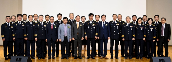 유정복 시장이 18일 인천경찰청에서 이영상 청장등 관계자들과 열린 '제78주년 경찰의 날 기념식'을 마친 뒤 기념촬영을 하고 있다. ⓒ 인천시 제공