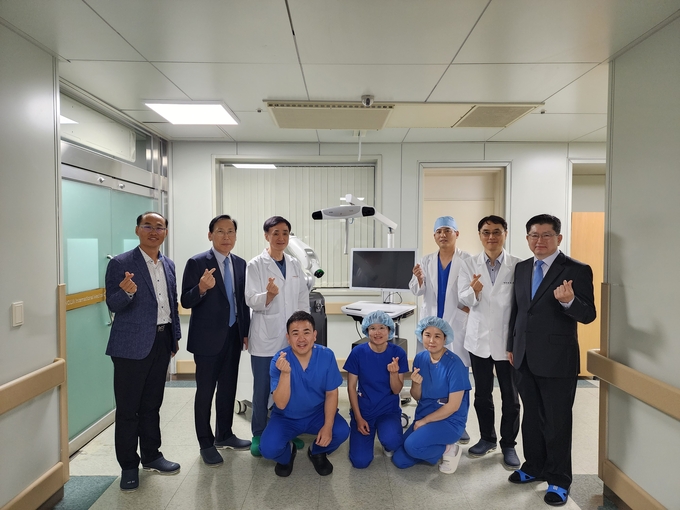 HJ매그놀리아국제병원 최신 인공관절 수술 로봇 도입 후 기념촬영을 하고 있다. ⓒ HJ매그놀리아국제병원 홍보실 제공