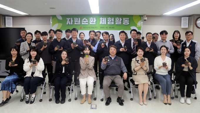 함흥규 한전산업 대표와 임직원들이 각자 만든 커피박 화분을 들고 기념사진 촬영을 위해 포즈를 취하고 있다. ⓒ 한전산업 홍보실 제공 