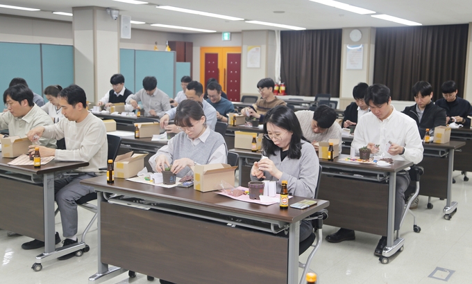 자원순환 연계형 사회공헌활동에 참여한 한전산업 임직원들이 커피박으로 만들어진 화분을 활용한 체험활동을 하고 있다. ⓒ 한전산업 홍보실 제공
