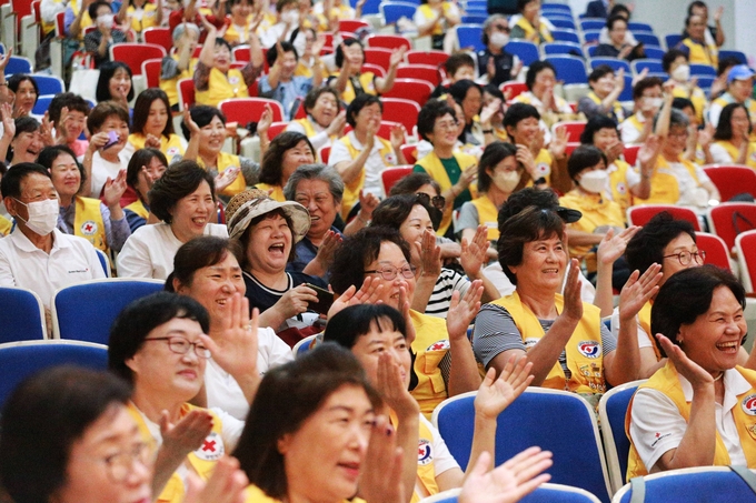 적십자사 서울지사 봉사원 명예의 전당 등재식에서 적십자봉사원들이 축하공연을 즐기고 있다. ⓒ대한적십자사 서울특별시지사