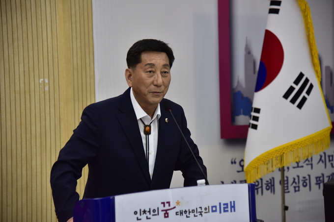 '인천시 도시공원 맨발걷기 활성화 방안 마련 시민 참여 토론회'에 이봉락 인천시 부의장이 축사를 하고 있다. ⓒ 우리일보db