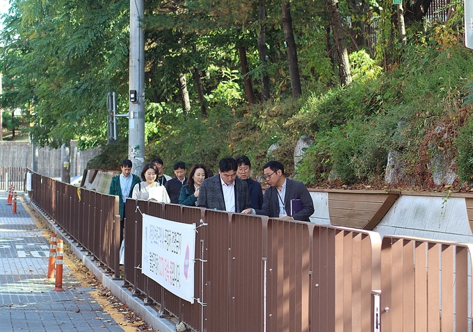 인천시의회 건교위, 수원시 안전골목길 현장 견학 ⓒ 인천시의회 제공
