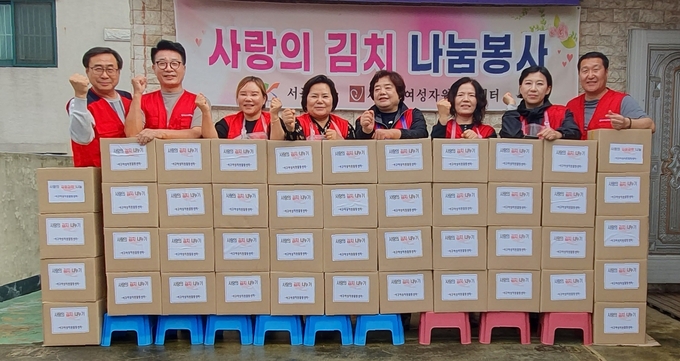 김재경 인천 서구 여성자원활동센터 회장과 회원들이 ‘사랑과 정성으로 담은 김치’ 나눔 행사를 진행하고 있다. ⓒ 우리일보 db
