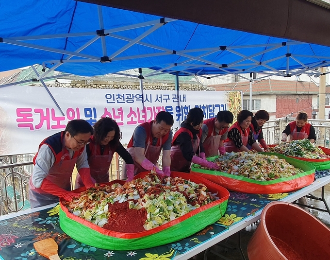 김재경 인천 서구 여성자원활동센터 회장과 회원들이 ‘사랑과 정성으로 담은 김치’ 나눔 행사를 진행하고 있다. ⓒ 우리일보 db