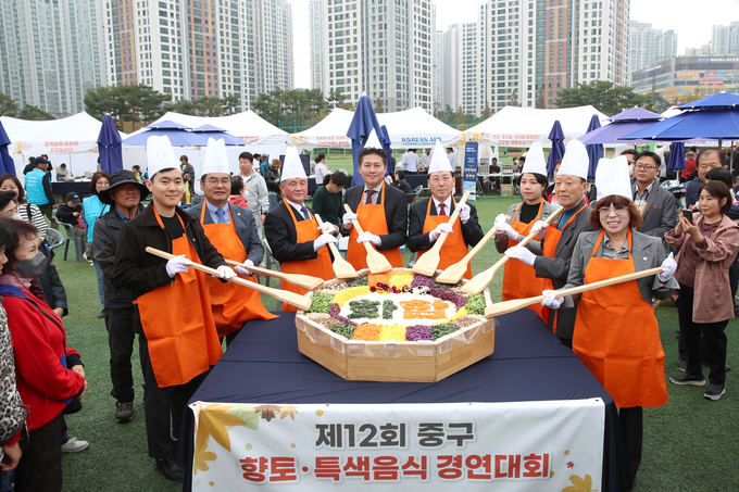 김정헌 구청장이 12회 중구 향토특색음식 경연대회에 함께 하고 있다. ⓒ 중구청 제공