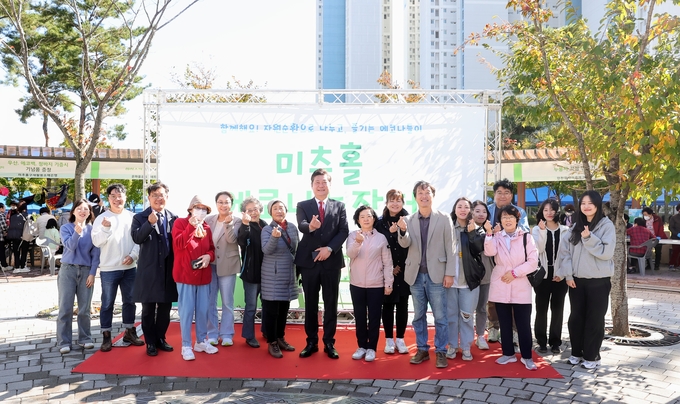 이영훈 구청장이 ‘제2회 미추홀 에코 나눔장터’를 개최하고 있다. ⓒ 미추홀구 제공