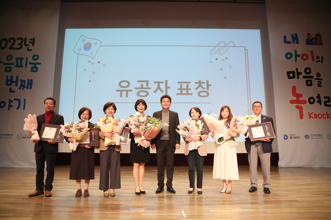 김정헌 중구청장이 인천 중구 정신건강의 날 기념식‥유공자 표창 및 대국민 강좌 실시하고 있다. ⓒ 중구청 제공