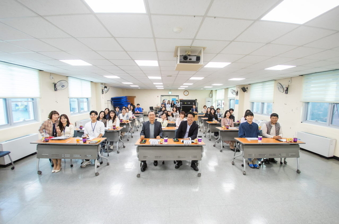 강범석 서구청장이 서구보건소, 2023년 보건소 직원 직무교육 실시에 환화게 웃고 있다. ⓒ 서구청 제공