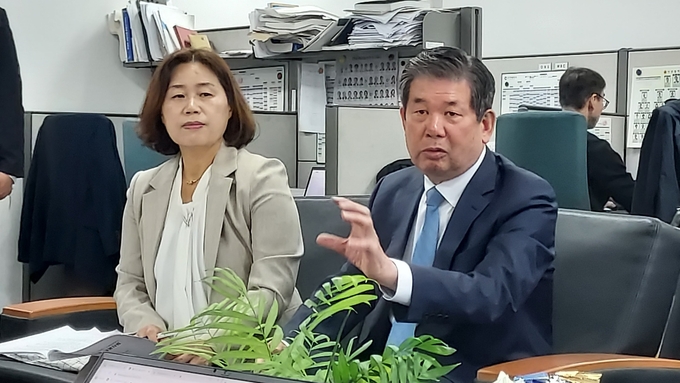 최계운 이사장이 인천시청 기자실에서 간담회를 하고 있다. ⓒ 우리일보 db