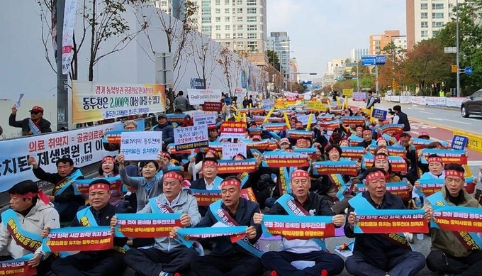 박형덕 시장,김승호 시의장 등 관계자들이 동두천 지역발전 범대위, 공공의료원 동두천 유치 염원 시민총궐기대회에 참가하고 있다. ⓒ 동두천시 제공