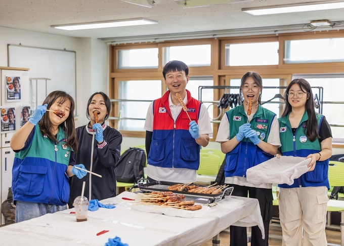 선일빅데이터고 청소년적십자 RCY단원들이 학교 축제 한빛제에서 소시지를 판매해 적십자사 위기가정 아동, 청소년 지원 사업에 기부했다.ⓒ대한적십자사 서울특별시지사 제공
