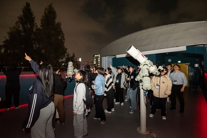 노원천문우주과학관 천문대에서 천체망원경을 통해 밤하늘을 보고 있는 그래디언트 나눔봉사단과 아이들 모습.ⓒ그래디언트 나눔봉사단 제공
