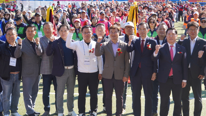  ‘2023 한마음 체육대회’에 참가한 내외귀빈 들이 포즈를 취하고 있다. ⓒ 한국공인중개사협회 인천시지부 제공