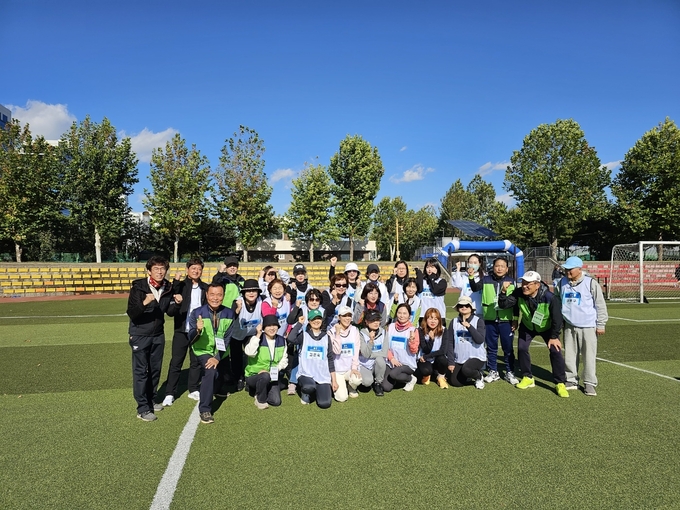  ‘2023 한마음 체육대회’ 단체사진 촬영을 하고 있다. ⓒ 한국공인중개사협회 인천시지부 제공
