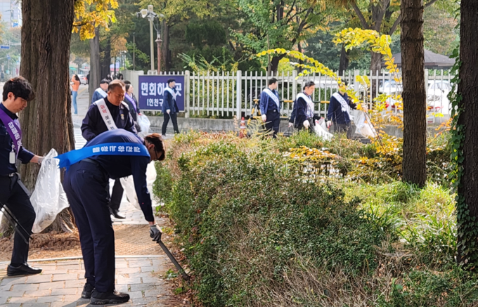인천구치소장이 제78주년 교정의 날을 맞아 구치소 인근 도로부변에서 플로킹 행사를 실시했다. ⓒ 인천구치소 제공