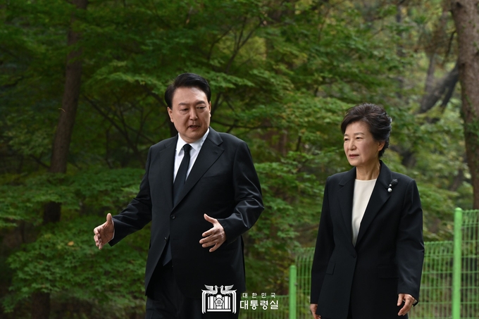 10월 26일 윤석열 대통령은 박정희 前 대통령 44주기 추도식에 참석해 담소를 나누고 있다. ⓒ 대통령실 제공