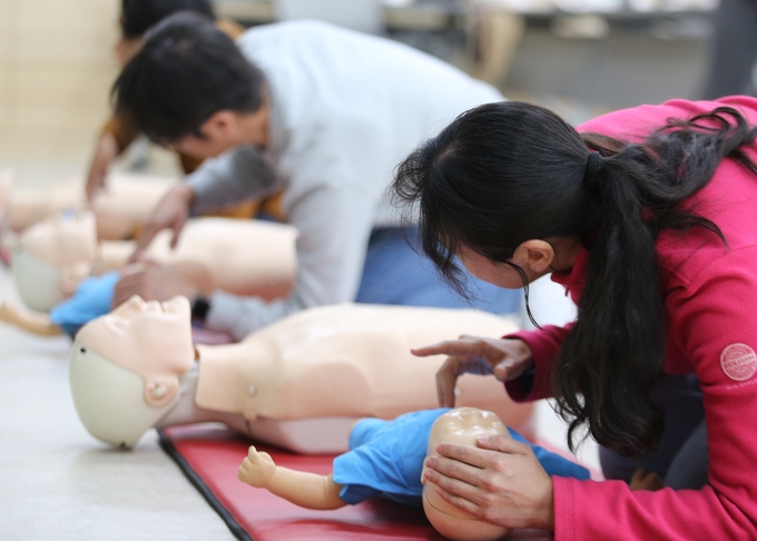대한적십자사 서울지사 응급처치 및 심폐소생술(CPR) 교육과정에 참여 중인 일반시민 강습생들 모습.ⓒ대한적십자사 서울지사