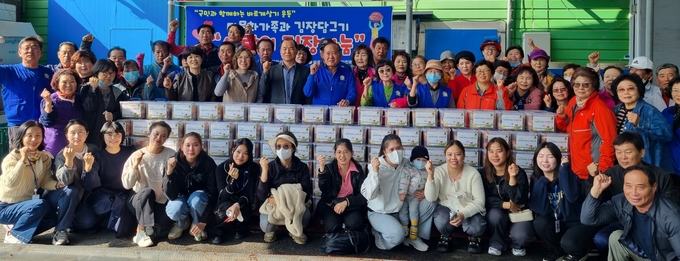 바르게살기운동 강화군협의회가 강화섬김치에서 회원 및 다문화 주부 50여 명과 함께 사랑의 김장 담그기 행사를 진행하고 기념촬영을 하고 있다.ⓒ인천강화군 제공
