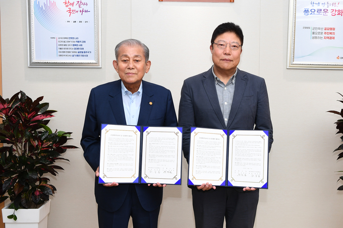 유천호 강화군수(왼쪽)가 한국열린사이버대학교와 업무협약을 체결하고 기념촬영을 하고 있다.ⓒ인천강화군 제공
