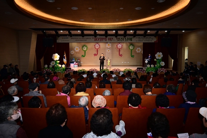 이재호 연수구청장이 개관 16주년 기념행사 및 사회교육 발표회·전시회 ‘10월의 어느 멋진날에’참가해 인사말을 하고 있다. ⓒ 청학노인회 제공