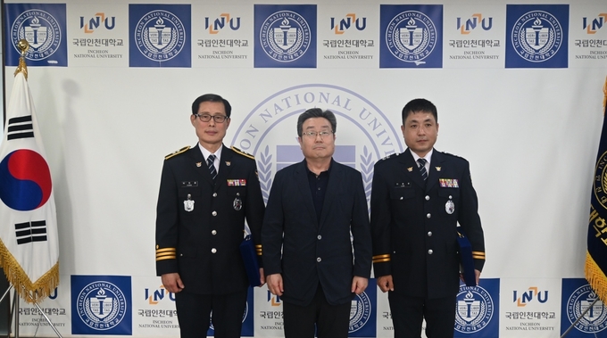 좌측부터)송도국제도시2지구대장 박희철, 인천대 교학부총장 유우식, 연수경찰서 생활안전계 경감 이헌주 ⓒ 인천대 제공