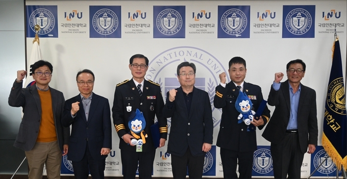 인천대, 인천대 캠퍼스 범죄 예방 유공자에 감사패 수여하고 있다. ⓒ 인천대 제공