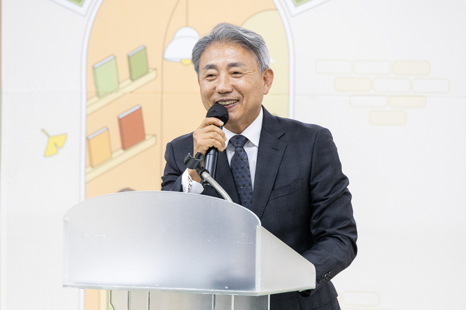 윤환 계양구청장이, 올해의 책 작가와의 만남 개최에 인사말을 하고 있다. ⓒ 계양구 제공