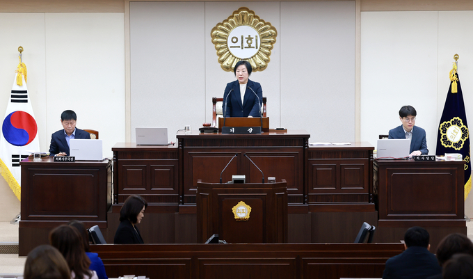 인천부평구의회 홍순옥의장이 제258회 제2차 본회의 폐회를 선언하고 있다. ⓒ 부평구의회 제공