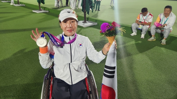 2022 항저우장애인아시아경기대회에 참가한 인천시 소속 국가대표 론볼 강재분선수를 획득하고 있다. ⓒ 인천시장체 제공