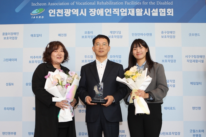 인천환경공단 노광일 경영본부장과 직원들이 표창을 수여받고 기념촬영을 하고 있다. ⓒ 인천환경공단 제공