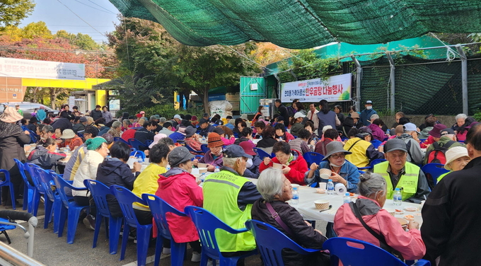서구, 연희로 골목형상점가 지역공동체 협업사업으로 '한우곰탕 나눔 행사'를 가지고 있다. ⓒ 서구청 제공