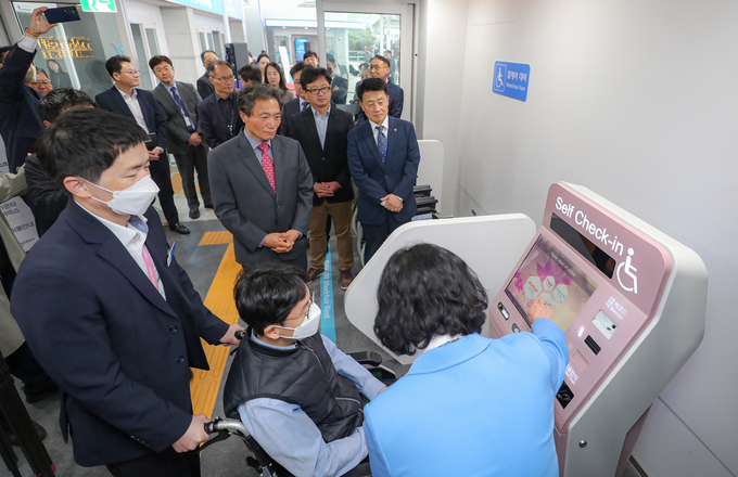 ‘인천공항 장애인 안심여행센터’에서 인천국제공항공사 이학재 사장과 장애인 여객이 교통약자 전용 키오스크 사용법을 안내 받고 있다. ⓒ 인천국제공항공사 제공