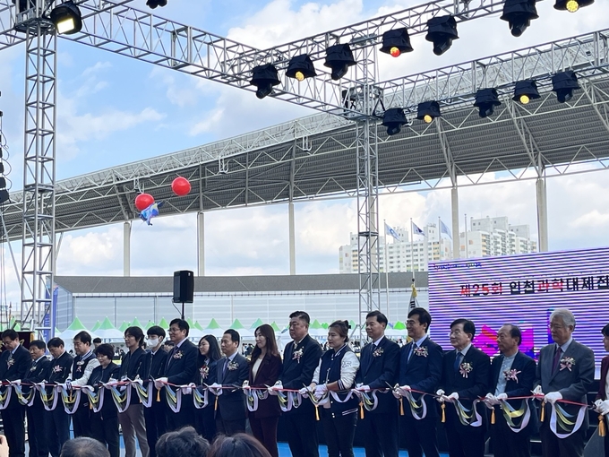 인천과학대제전, 인천수학축전에 신충식위원장 임지훈 의원이 테이프컷팅을 하고 있다. ⓒ 인천시의회 제공