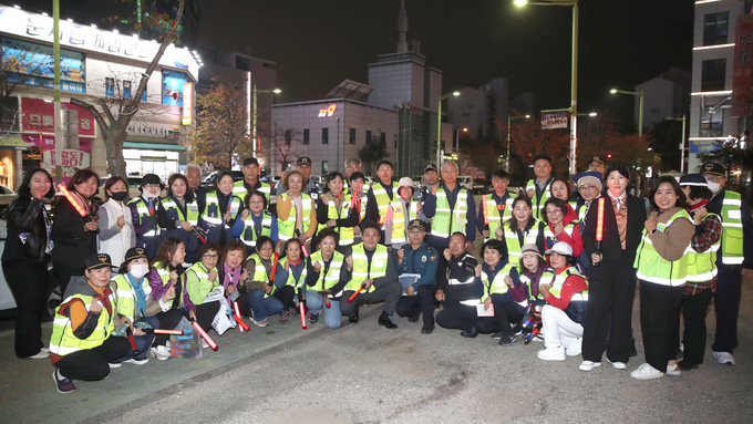 김정헌 인천중구청장이 중구자율방범연합대 대원 40여 명과 영마루공원과 운서동 일대에서 통합 방범 활동을 진행하고 기념촬영을 하고 있다.ⓒ인천중구 제공