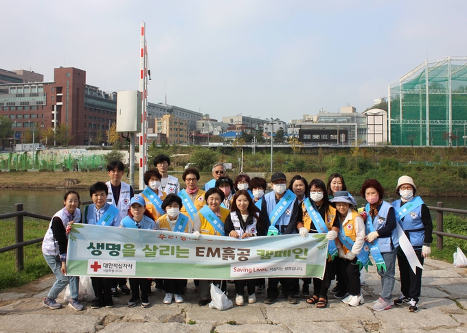 생명을 살리는 EM흙공 캠페인을 실시한 적십자사 서울지사와 사랑실은 교통봉사대.ⓒ대한적십자사 서울특별시지사 제공
