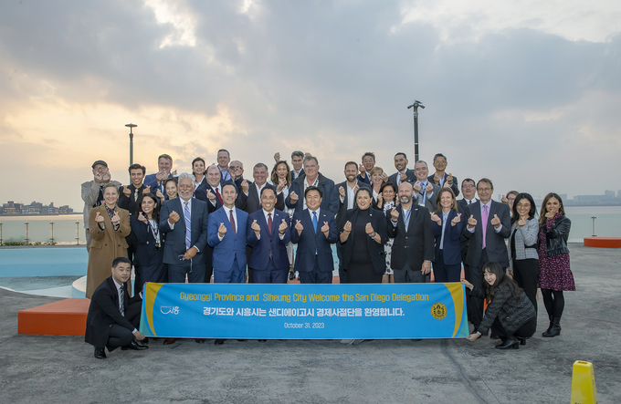 시흥시가 서울대학교 시흥캠퍼스에서 샌디에이고시와 업무협약을 체결하고 기념촬영을 하고 있다.ⓒ시흥시 제공