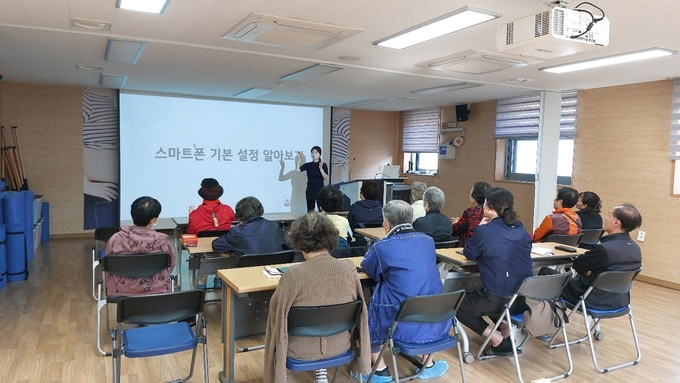 남동구 간석건강생활지원센터, 정보 취약계층 대상 ‘디지털 정보교육’ 운영.하고 있다. ⓒ 남동구 제공